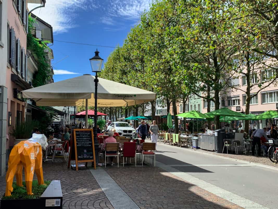 Oberer Graben with restuarants and cafes with seats outside