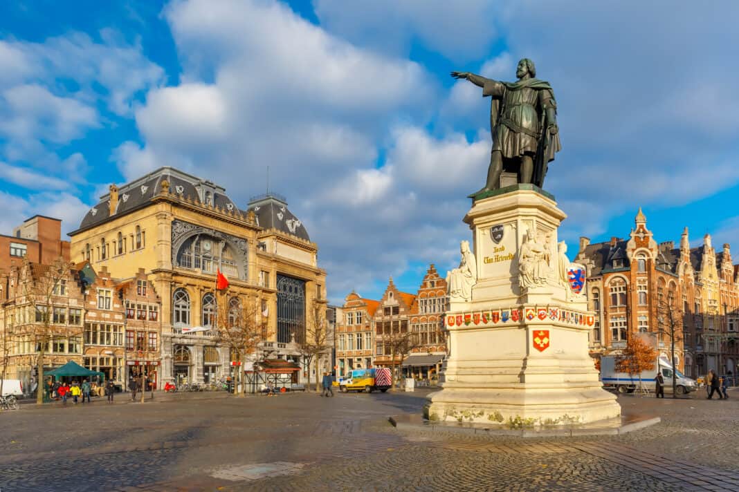 Vrijdagmarkt Square with the statue in the middle