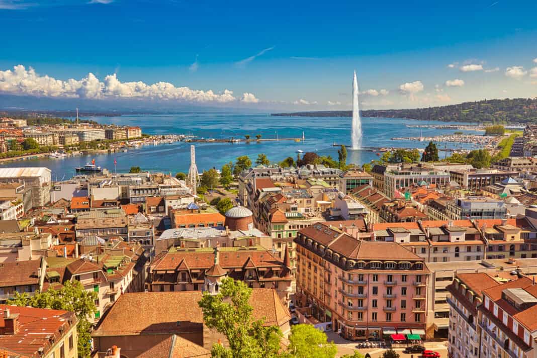 A view of Geneva and the lake with the Jet D'Eay spouting up