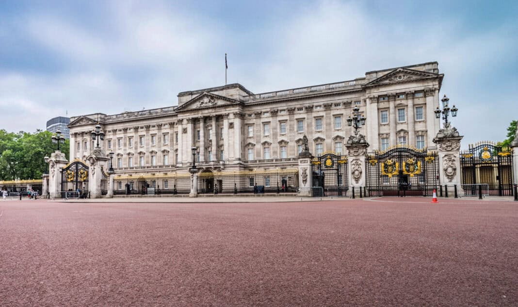 An image of the outside of Buckingham Palace