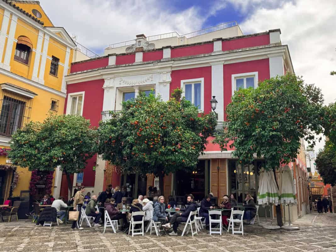 A restaurant with an outdoor terrace where you can eat tapas in Seville